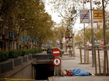 Un hombre duerme en la calle en Barcelona