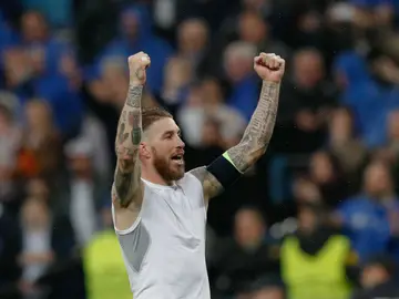 El capitán Sergio Ramos llevando en volandas a la afición merengue El capitán Sergio Ramos llevando en volandas a la afición merengue