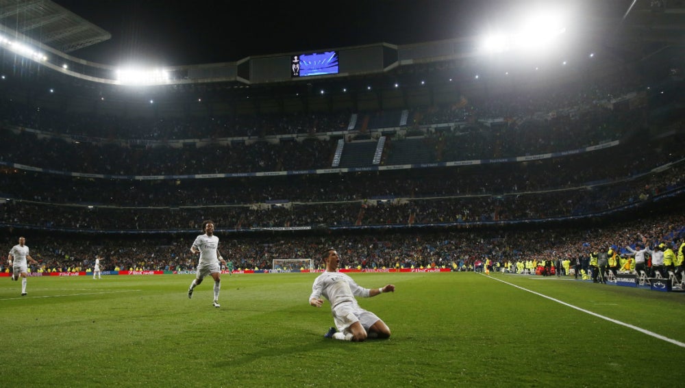 Cristiano Ronaldo, con el Bernabéu a sus pies