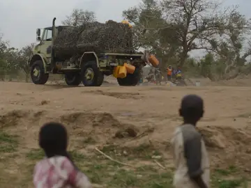 Niños después de un ataque de Boko Haram - Imagen de archivo Niños después de un ataque de Boko Haram - Imagen de archivo