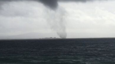 Un tornado causa daños en un bar y en un pinar de la playa de Cabío (A Coruña)