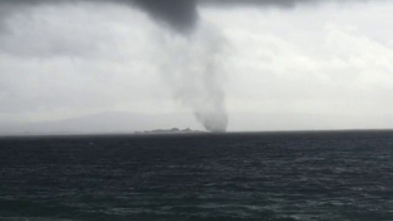 Un tornado causa daños en un bar y en un pinar de la playa de Cabío (A Coruña)