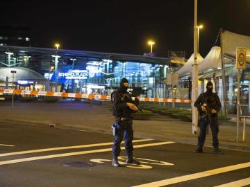 Policía frente al aeropuerto de Amsterdam