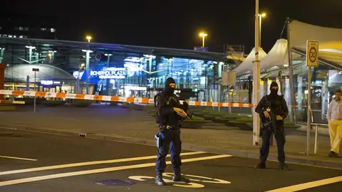 Policía frente al aeropuerto de Amsterdam Policía frente al aeropuerto de Amsterdam
