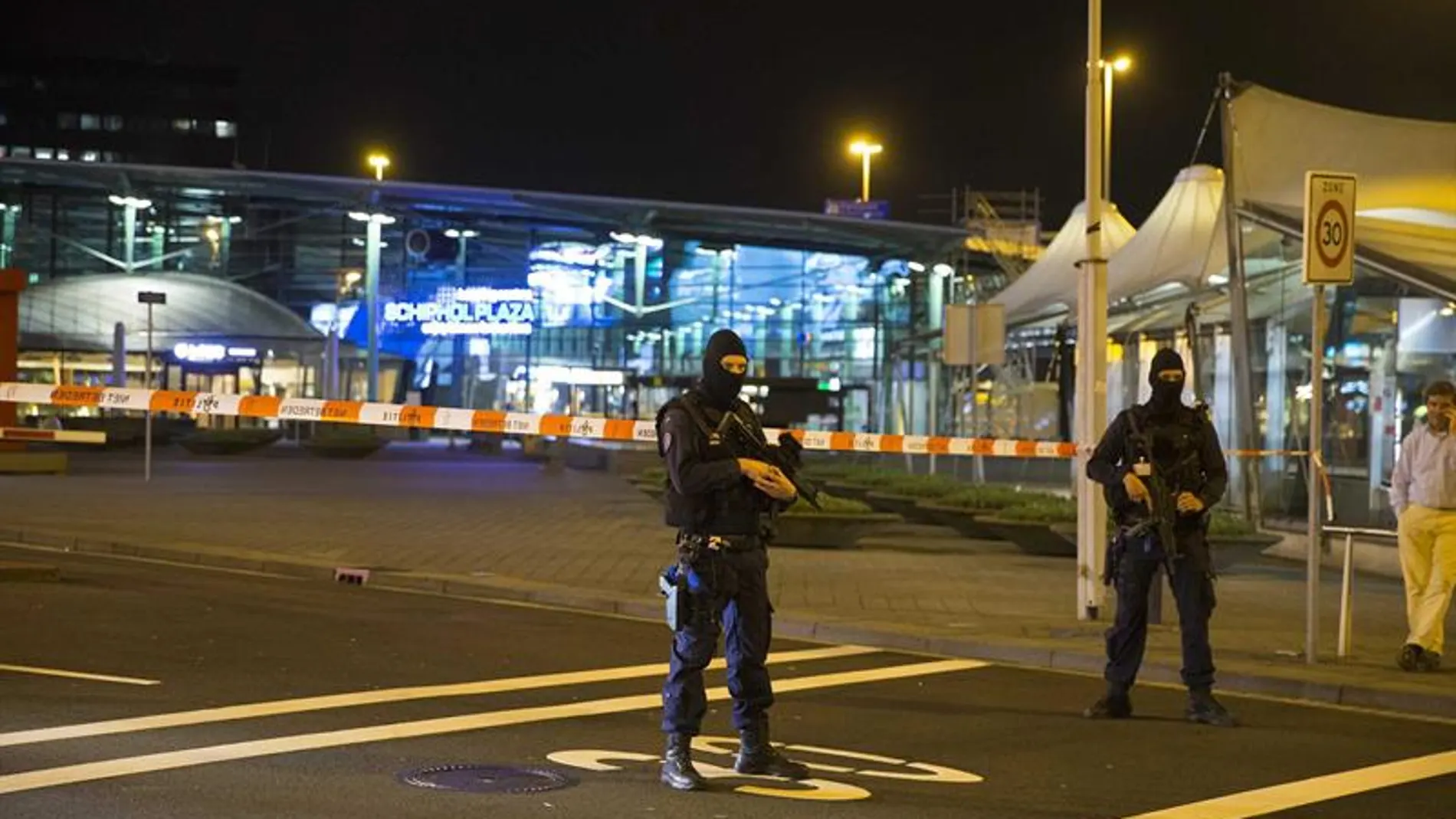 Policía frente al aeropuerto de Amsterdam Policía frente al aeropuerto de Amsterdam