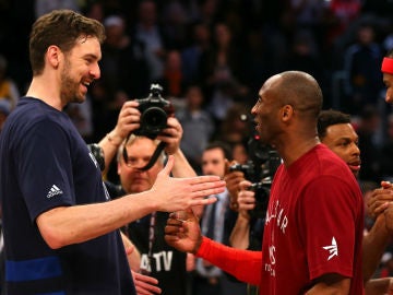 Pau Gasol saluda a Kobe Bryant en el último All Star de la NBA