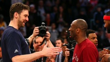 Pau Gasol saluda a Kobe Bryant en el último All Star de la NBA