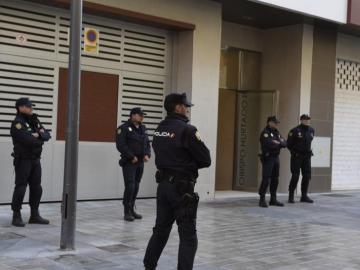 Agentes de la Unidad contra la Delincuencia Económica y Fiscal de la Policía (UDEF)