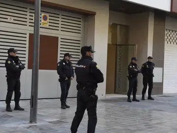 Agentes de la Unidad contra la Delincuencia Económica y Fiscal de la Policía (UDEF) Agentes de la Unidad contra la Delincuencia Económica y Fiscal de la Policía (UDEF)
