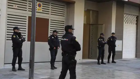 Agentes de la Unidad contra la Delincuencia Económica y Fiscal de la Policía (UDEF) Agentes de la Unidad contra la Delincuencia Económica y Fiscal de la Policía (UDEF)