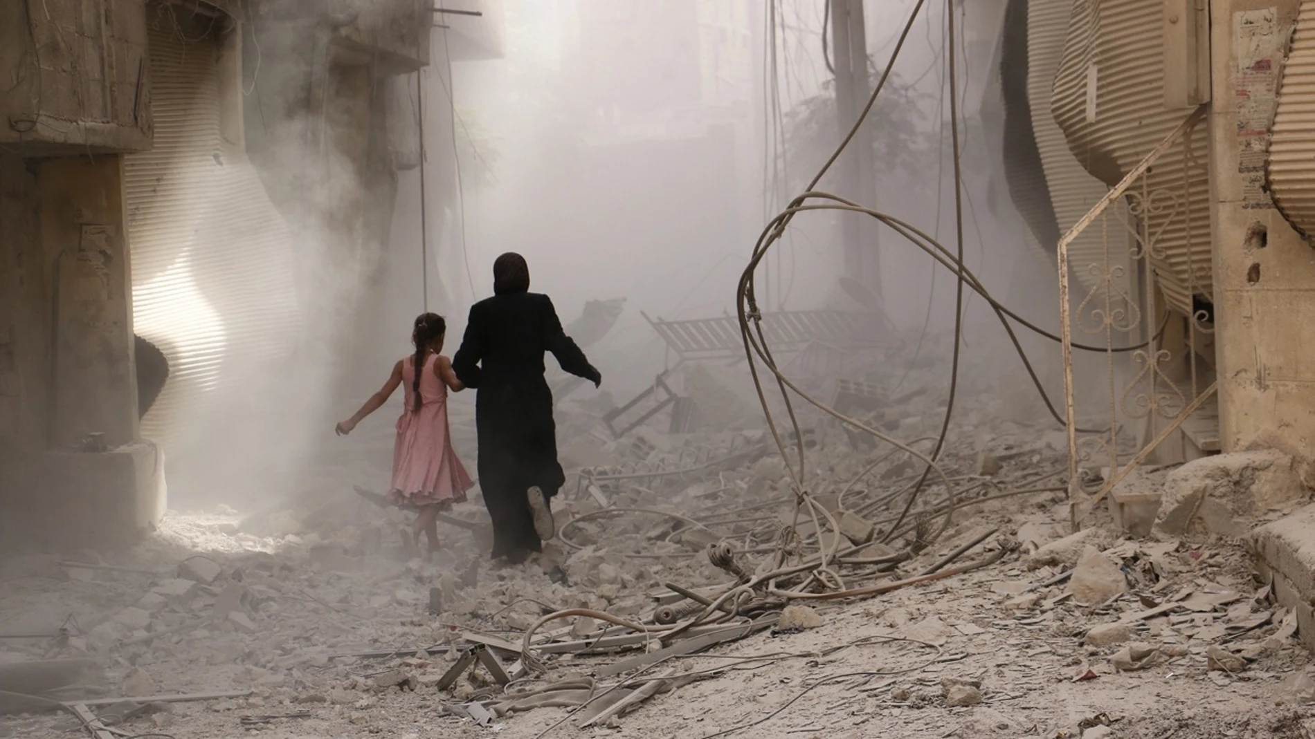 Una mujer y su hija caminan entre las ruinas en SiriaUna mujer y su hija caminan entre las ruinas en Siria Una mujer y su hija caminan entre las ruinas en SiriaUna mujer y su hija caminan entre las ruinas en Siria