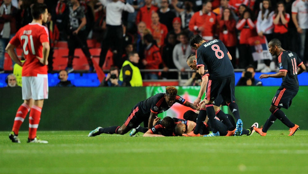 Arturo Vidal es felicitado por sus compañeros tras empatar ante el Benfica