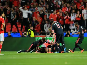 Arturo Vidal es felicitado por sus compañeros tras empatar ante el Benfica Arturo Vidal es felicitado por sus compañeros tras empatar ante el Benfica
