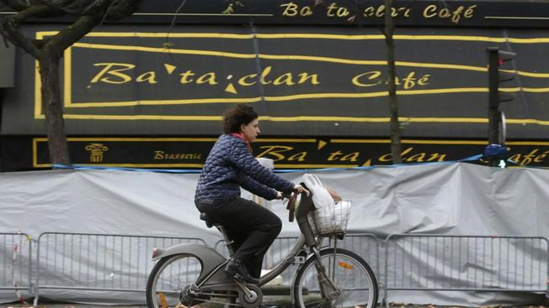 Fachada de la Sala Bataclan en París Fachada de la Sala Bataclan en París
