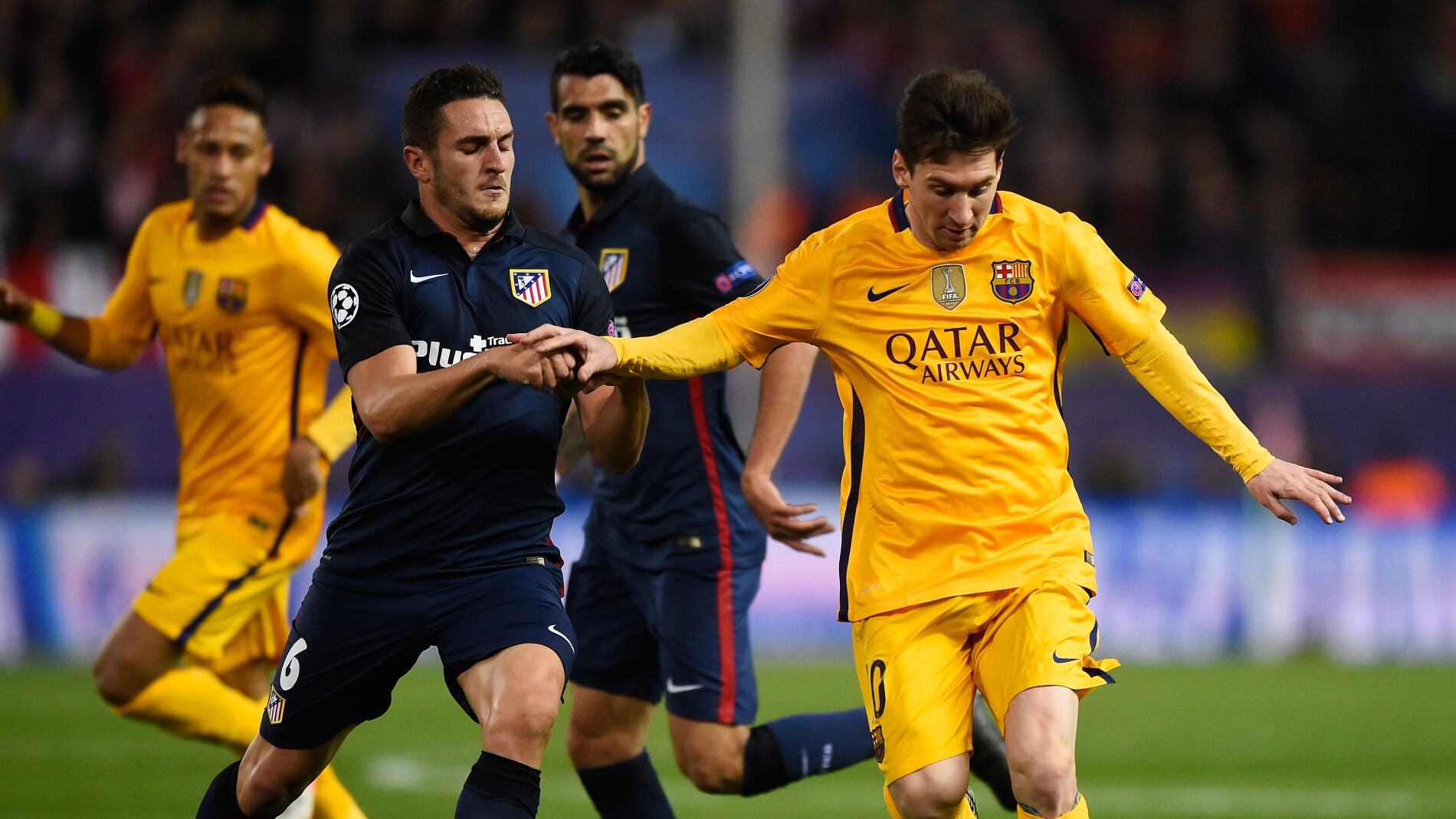 Messi corre con el bal&oacute;n ante la defensa de Koke