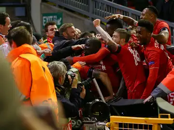 Jugadores y aficionados del Liverpool celebran el pase a las semis de la Europa League Jugadores y aficionados del Liverpool celebran el pase a las semis de la Europa League