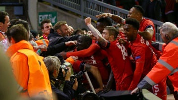 Jugadores y aficionados del Liverpool celebran el pase a las semis de la Europa League