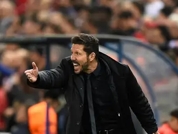 Simeone da indicaciones desde la banda del Calderón Simeone da indicaciones desde la banda del Calderón