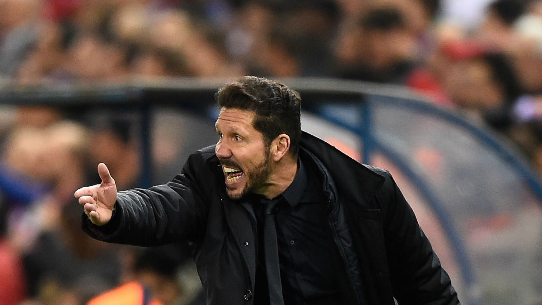 Simeone da indicaciones desde la banda del Calder&oacute;n