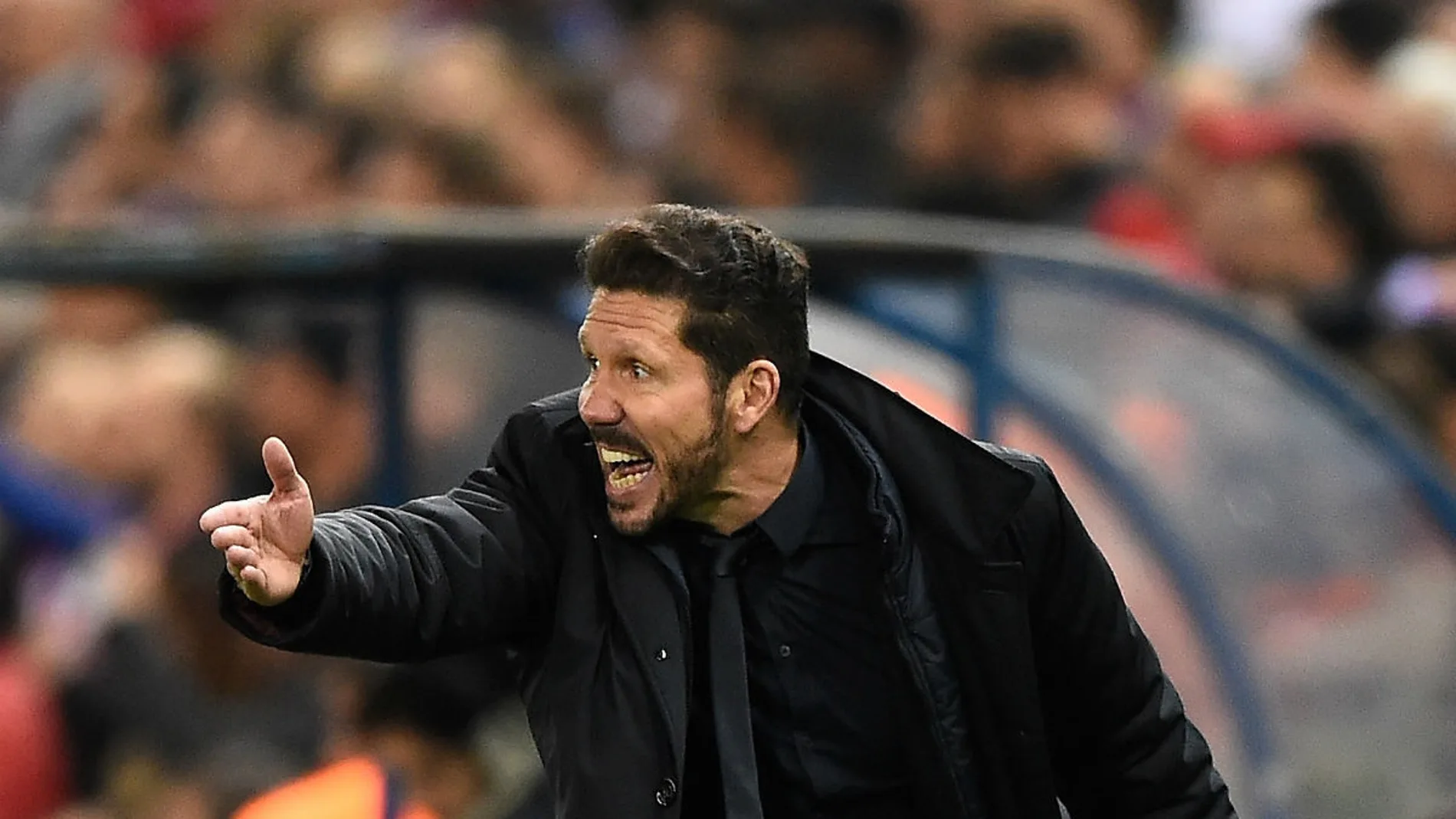 Simeone da indicaciones desde la banda del Calderón Simeone da indicaciones desde la banda del Calderón