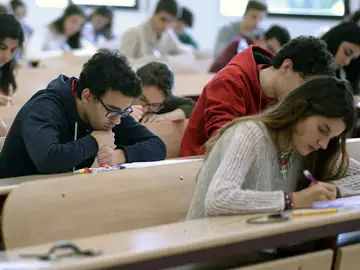 Estudiantes en un salón de clases Estudiantes en un salón de clases