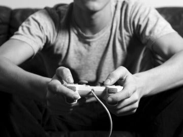 Un chico jugando a videojuegos