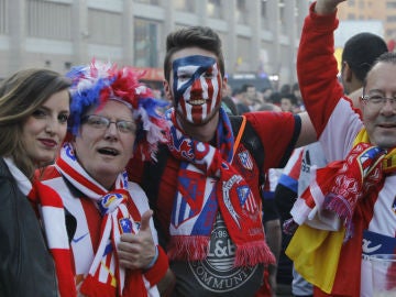 Aficionados rojiblancos en los exteriores del Calderón