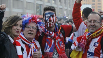 Aficionados rojiblancos en los exteriores del Calderón