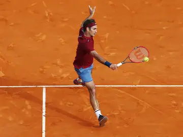 Federer ejecuta un revés ante Roberto Bautista Federer ejecuta un revés ante Roberto Bautista
