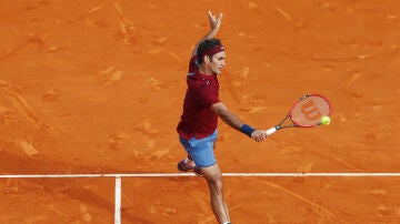 Federer ejecuta un revés ante Roberto Bautista