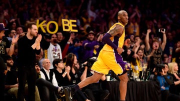 Kobe Bryant durante su último partido como profesional