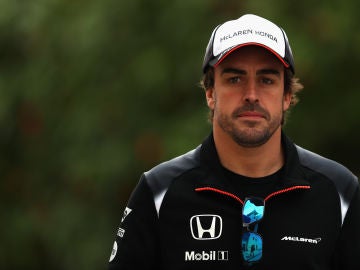 Fernando Alonso pasea por Baréin