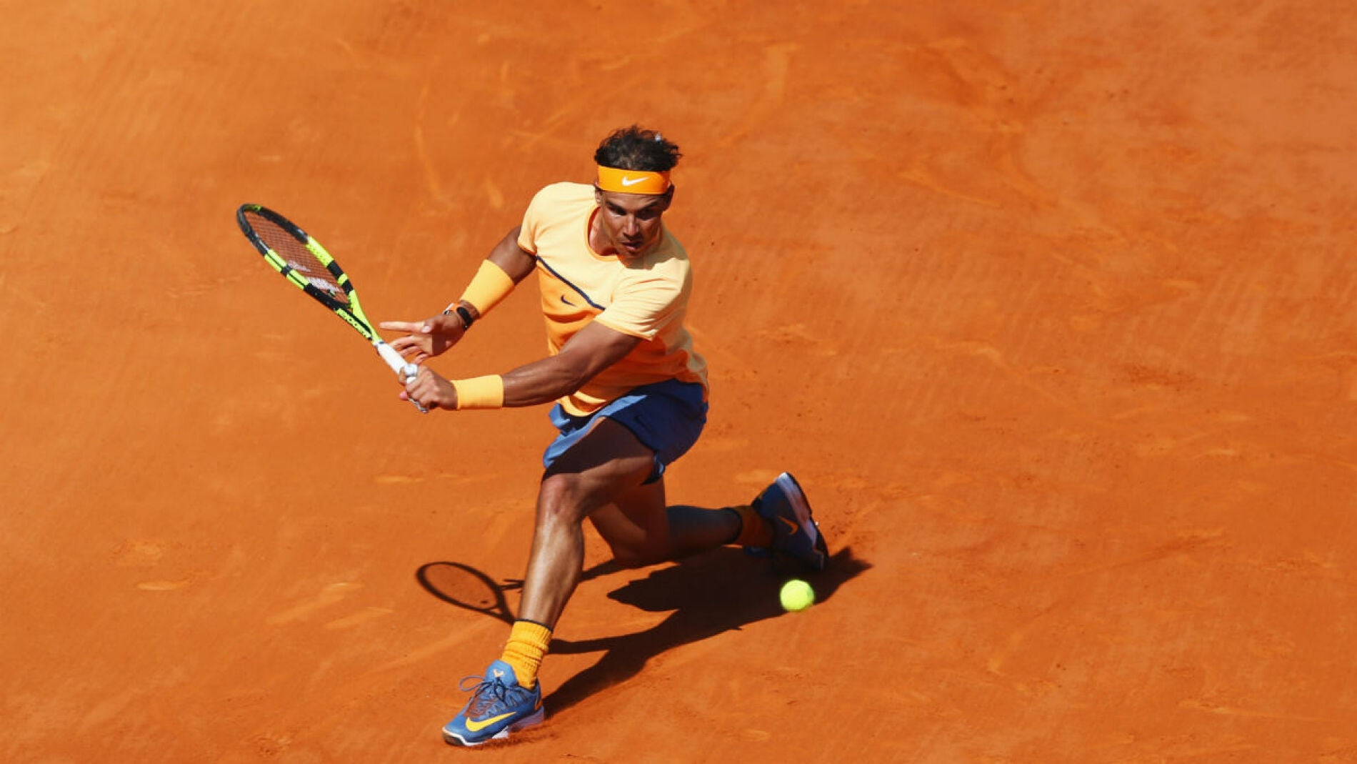 Nadal resta una pelota ante Dominic Thiem
