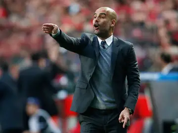 Guardiola da instrucciones a sus jugadores desde la banda Guardiola da instrucciones a sus jugadores desde la banda