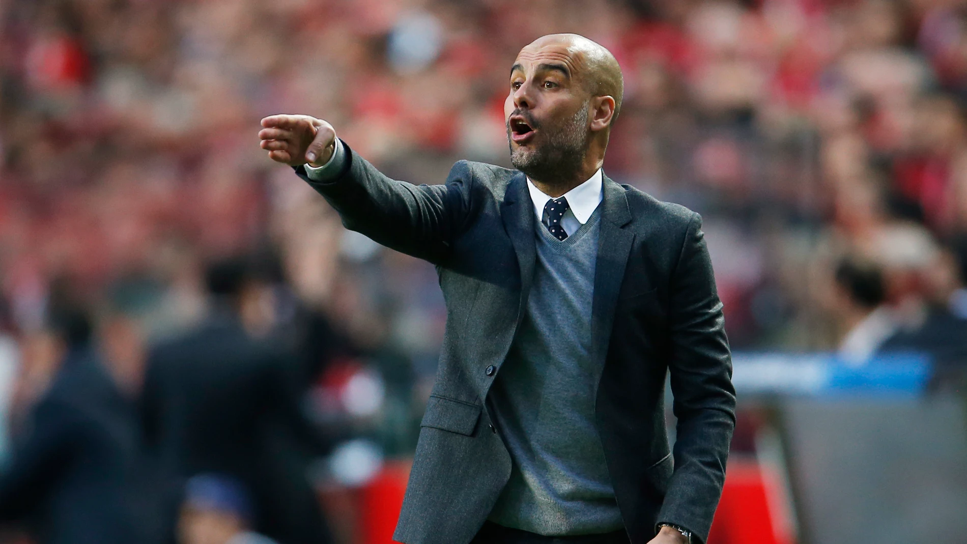 Guardiola da instrucciones a sus jugadores desde la banda Guardiola da instrucciones a sus jugadores desde la banda