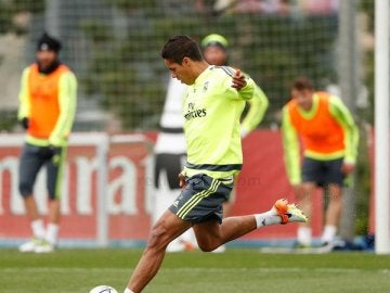 Varane en el entrenamiento matutino del Real Madrid