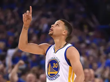 Stephen Curry celebra la histórica victoria Stephen Curry celebra la histórica victoria