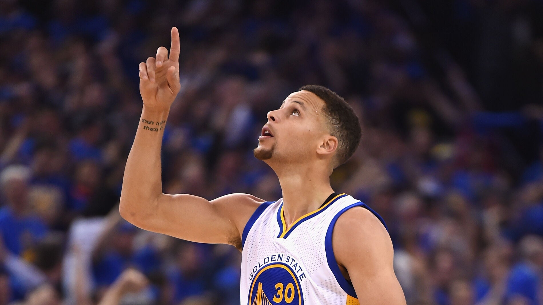 Stephen Curry celebra la hist&oacute;rica victoria