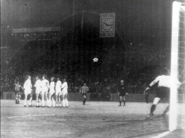 Luis Aragonés celebra su gol ante el Bayern antes de que el balón llegue a la portería