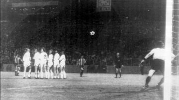 Luis Aragonés celebra su gol ante el Bayern antes de que el balón llegue a la portería