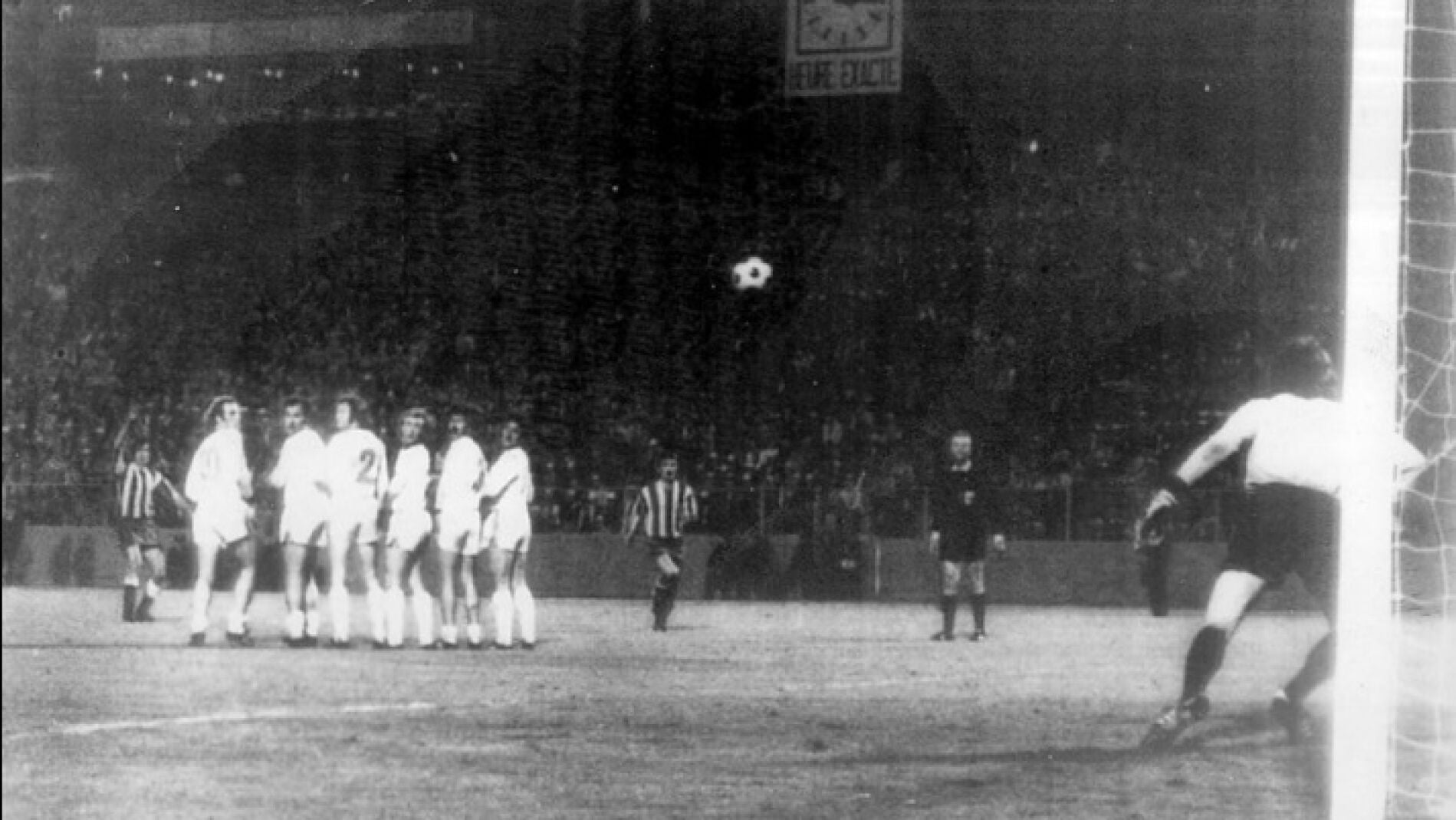 Luis Aragon&eacute;s celebra su gol ante el Bayern antes de que el bal&oacute;n llegue a la porter&iacute;a