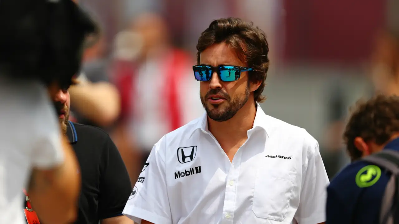 Alonso camina por Shanghái
