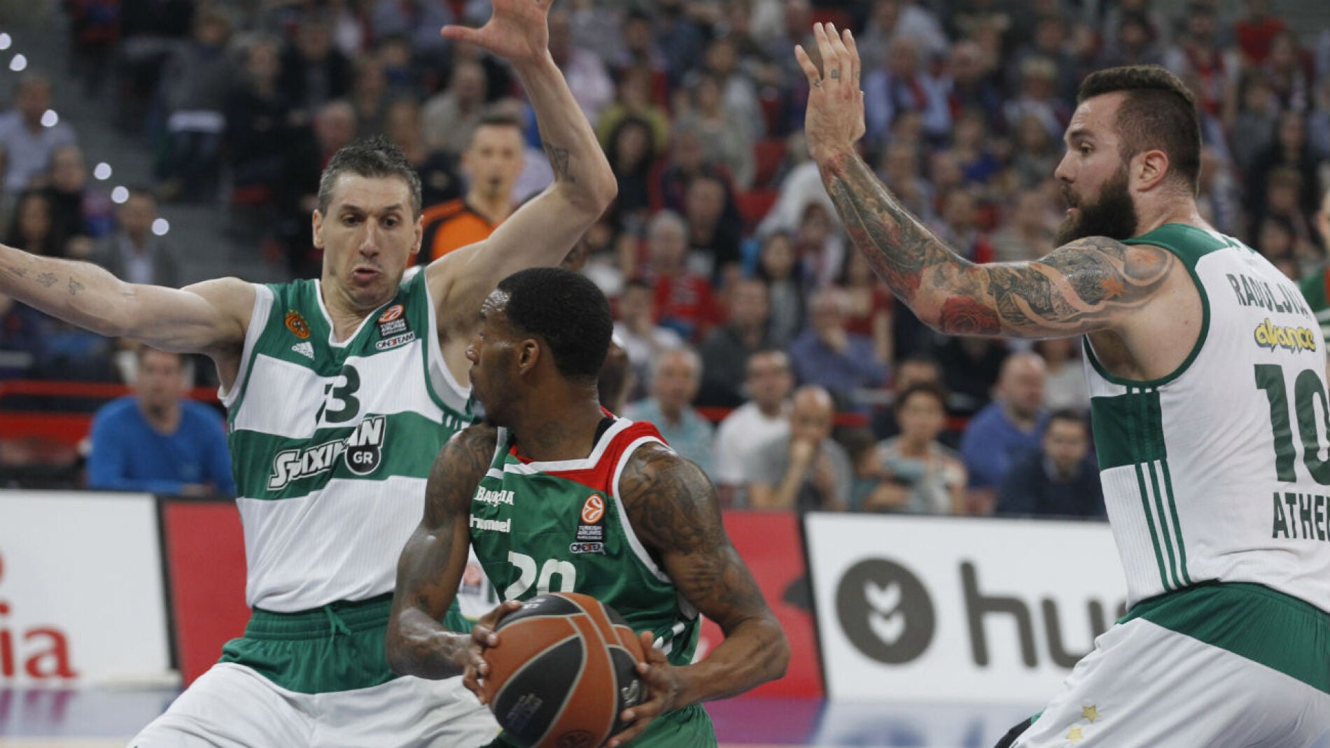 Darius Adams lidera la victoria baskonista