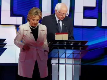Hillary Clinton y Bernie Sanders durante un debate Hillary Clinton y Bernie Sanders durante un debate
