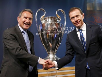 Txiki Begiristain y Butragueño posan junto a la Champions