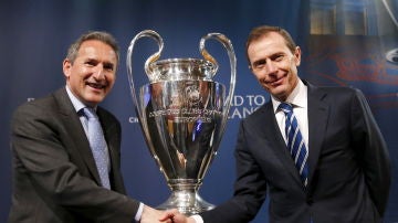 Txiki Begiristain y Butragueño posan junto a la Champions