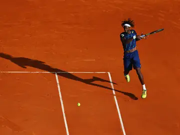 Gael Monfils ejecuta un 'drive' ante Granollers Gael Monfils ejecuta un 'drive' ante Granollers