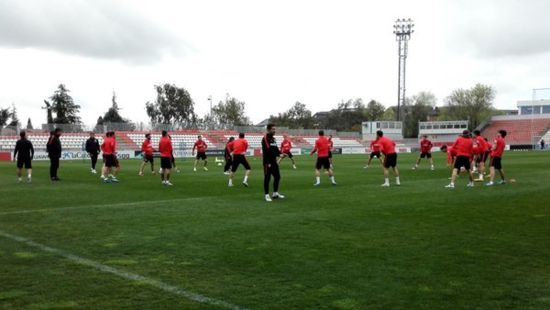El Atl&eacute;tico de Madrid se entrena con toda la plantilla incluido Tiago y Gim&eacute;nez
