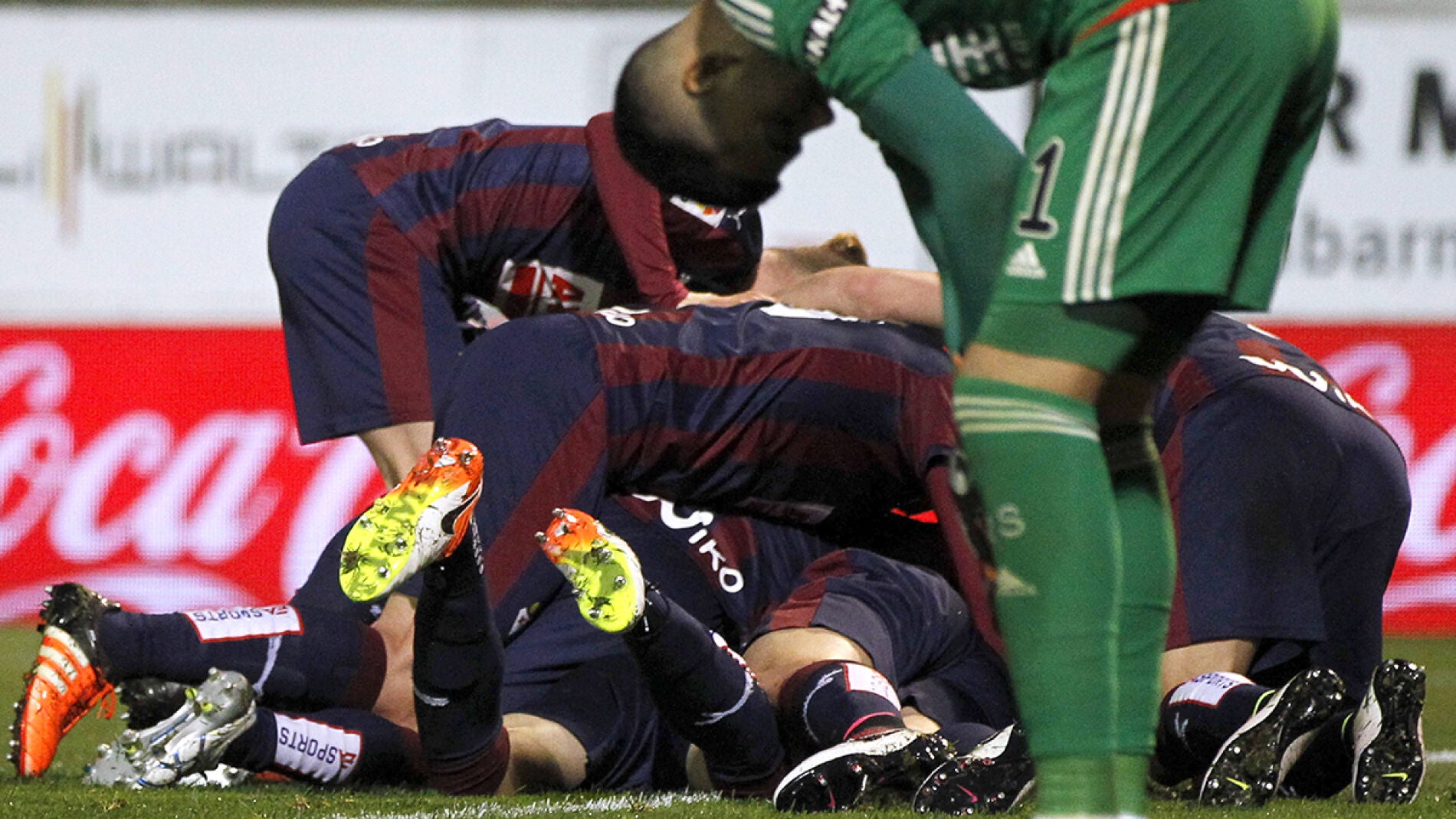 Eibar festeja su victoria ante la Real Sociedad