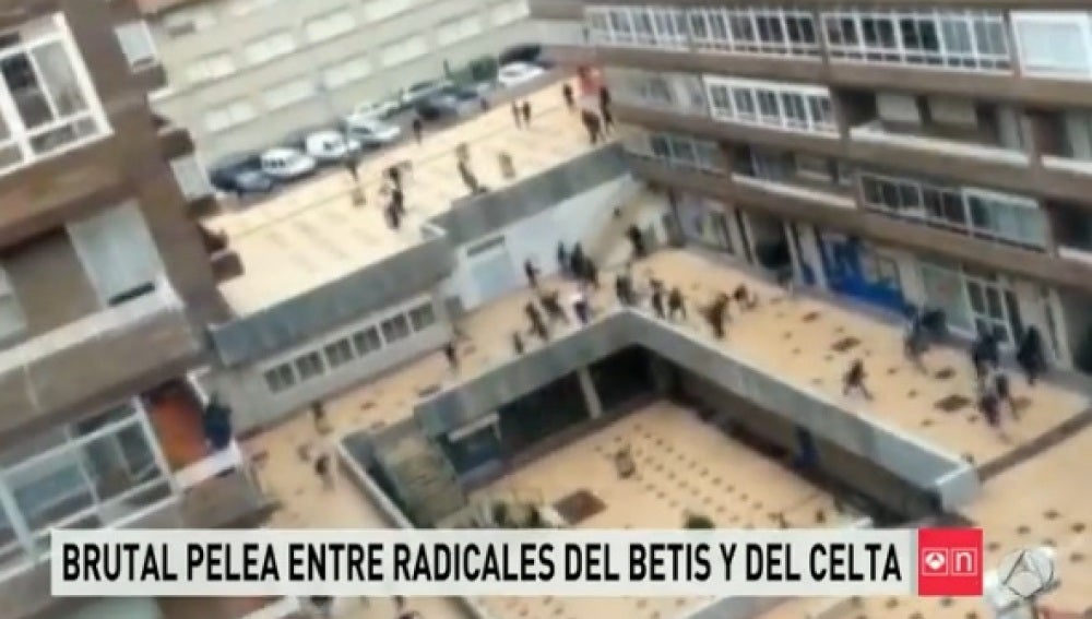 Momento de la pelea entre ultras de Celta y Betis